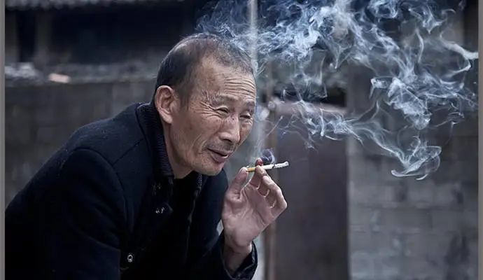 吸烟这个事和经济地位有关吗？