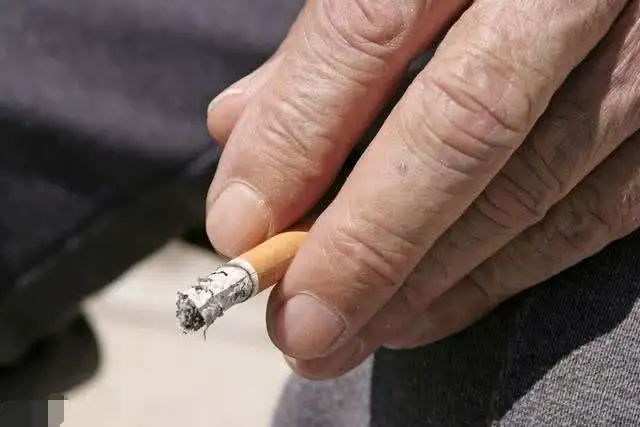 人生中多少艰难，都藏在烟屁股里