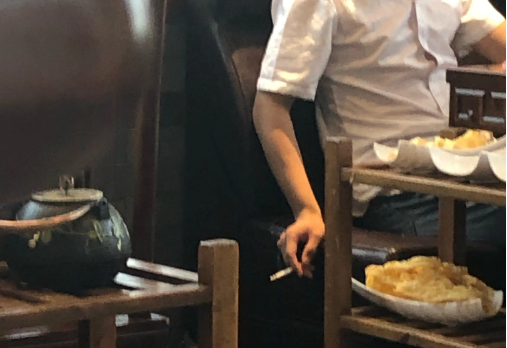 对于不文明吸烟这件事，需要合理的引导